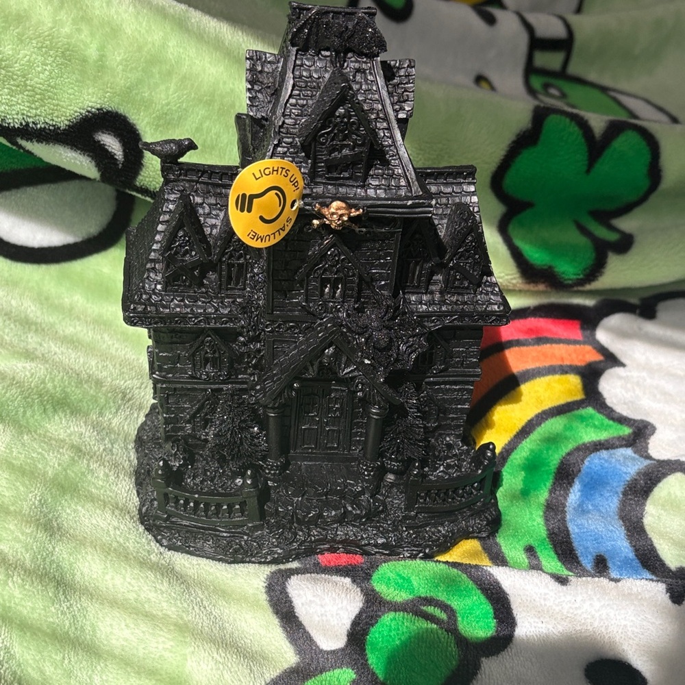 Black Haunted House decor 🏚️🏮 (lights up!!) - Picture 6 of 14